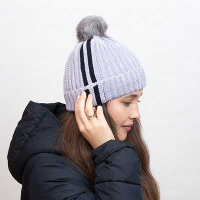 Šedá zateplená čepice s bílými pruhy a bambulí - doplňky