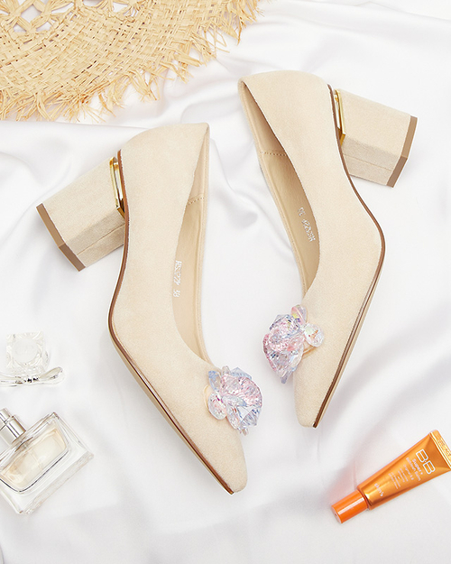 Жіночі туфлі-човники з різнокольоровими кристалами кольору екрю Xitas - Взуття