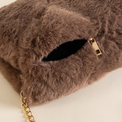 Коричнева жіноча хутряна сумка
