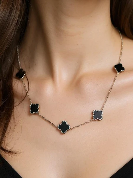 Náhrdelník Aurelia Clavis s perletí ve zlatém provedení