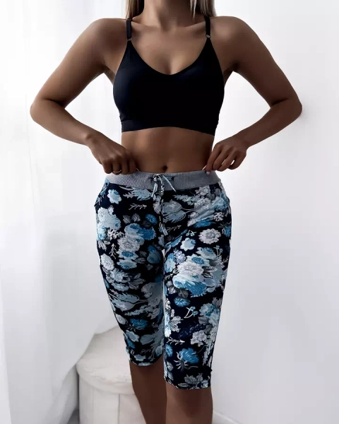 Tmavě modré dámské 3/4 šortky s květinovým vzorem - Oblečení