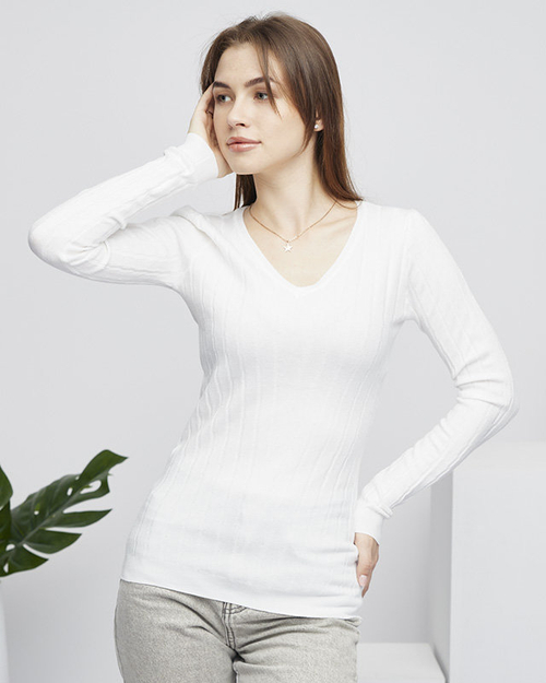 Білий жіночий светр з V-подібним вирізом