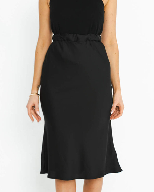 Чорна атласна спідниця міді