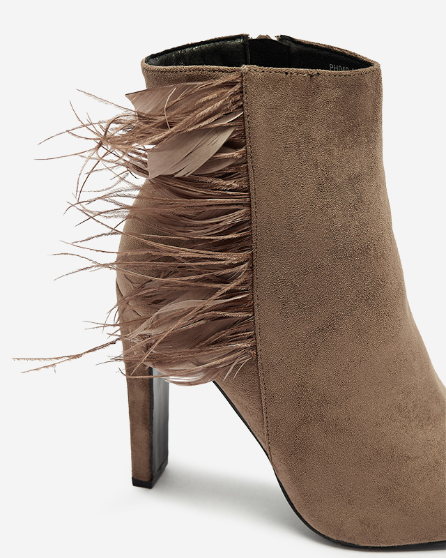 Hnědé dámské jehlové kozačky s peřím Cailyy- Obuv
