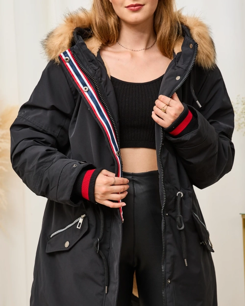 Жіноча зимова куртка чорна з еластичною талією - Одяг