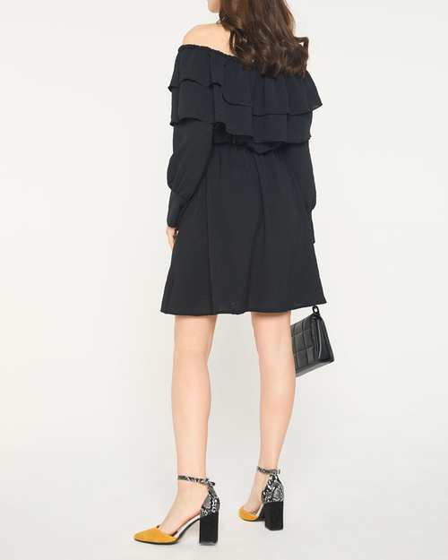 Чорна сукня з оборками