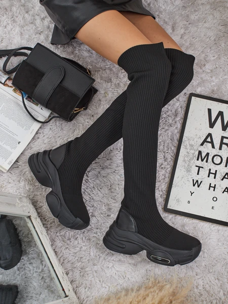 Dlouhé dámské nazouvací kozačky na silnější podrážce Ravmora