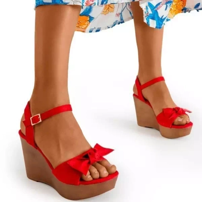 OUTLET Červené sandály na klínku s ozdobnou mašlí Doria - Boty