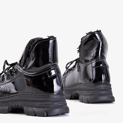 Černé lakované dámské boty od firmy Rostorie - Footwear