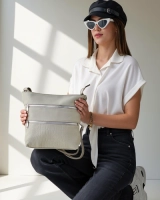 Světle šedá || szary