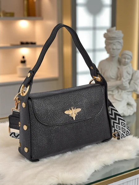 Černá dámská kabelka Livia z ekologické kůže s ozdobou ve stylu Art Deco