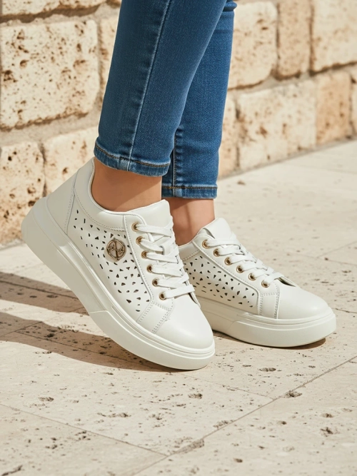 Жіночі снікерси Callista бежеві екошкіра весна плоский каблук