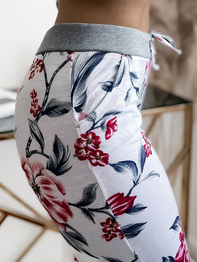 Біло-рожеві жіночі шорти 3/4 з квітковим принтом PLUS SIZE - Одяг