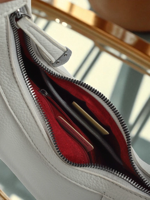 Royalfashion Маленька жіноча сумочка з екошкіри з декоративним ремінцем Lacquea