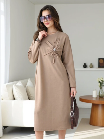 Royalfashion Dámské midi šaty z oversized látky s květinou