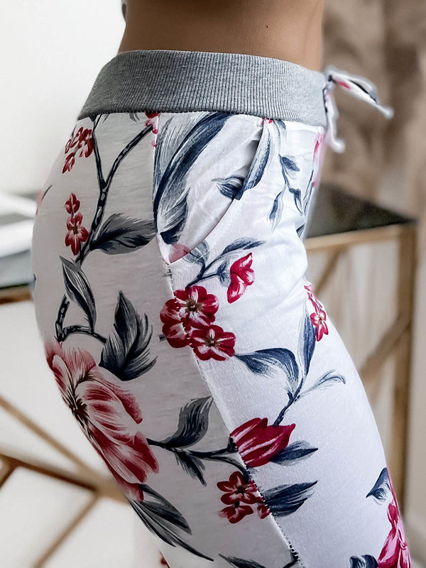 Květinové 3/4 dámské kraťasy v bílé a růžové VELIKOSTI PLUS - Oblečení