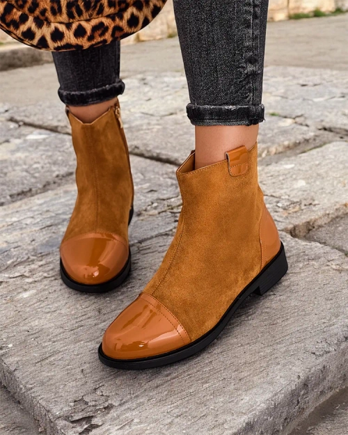 Класичні жіночі чоботи Royalfashion для щоденного носіння! Верх виготовлений з матової штучної шкіри, з вставками з лакової еко-шкіри. Зсередини відштовхує м'яких хутро. Невисока підбора забезпечує комфорт під час носіння! 87654321 <p>ІЗОЛЬОВАНІ ЖІНОЧІ ЧО