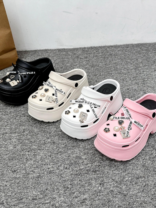 Royalfashion Жіночі гумові сланці з декораціями Dellos