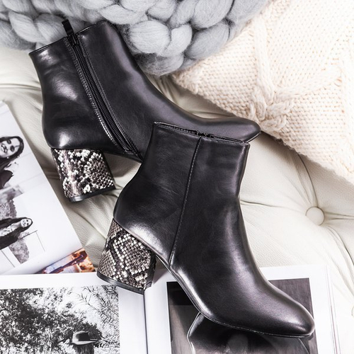 Чорні черевики на каблуці, що прикрашений зміїним принтом Rossana - Взуття