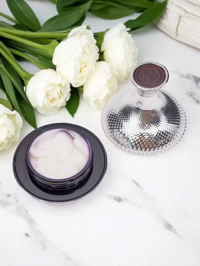 Krém na obličej proti vráskám a pro rozjasnění pleti