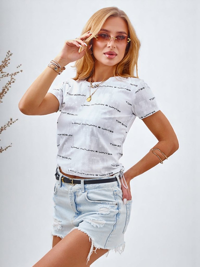 Royalfashion Жіноча бавовняна футболка з боковими зав’язками, написами та блискітками