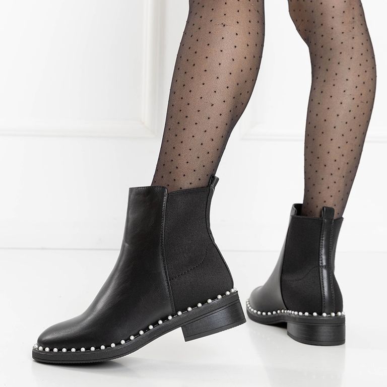 Černé dámské kotníkové boty s ozdobnými perličkami značky Manoris - Footwear