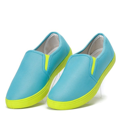 Jasnoniebiesko-neonowe trampki slip on  - Obuwie