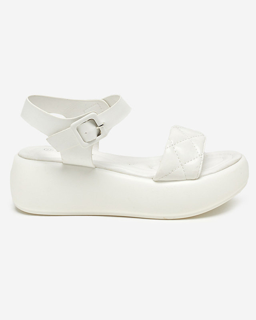 Жіночі стьобані сандалі на танкетці з екошкіри білого кольору Baloui. Взуття