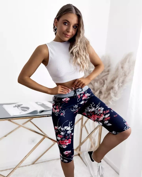 Dámské tmavě modré 3/4 kraťasy s červenými květy PLUS SIZE - Oblečení