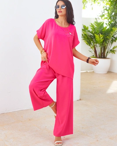 Royalfashion Жіночий комплект з короткими рукавами, декоративною квіткою та широкими штанами