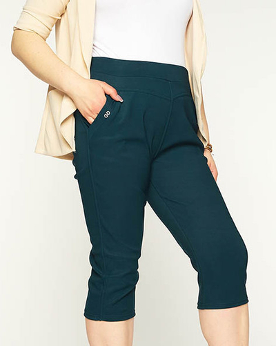 Темно-зелені жіночі шорти з тканини 3/4 PLUS SIZE - Одяг