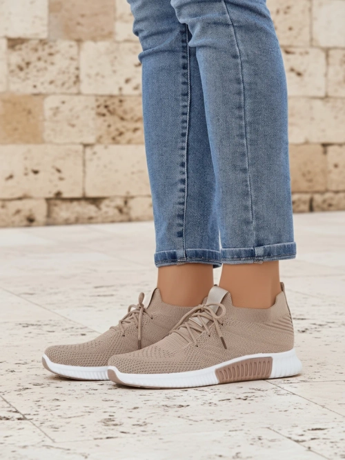 Жіночі кросівки Aristea світло-коричневі плоский каблук тканина 3 см