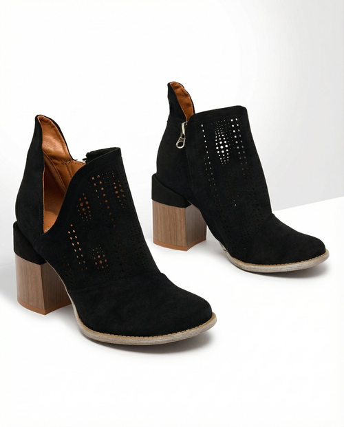 Royalfashion Ажурні ботфорти чорного кольору Revivela