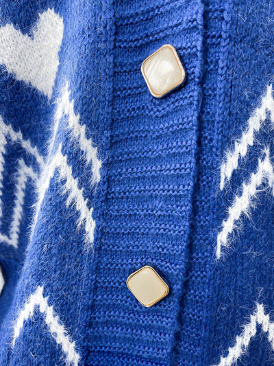Royalfashion Vzorovaný kobaltový dámský svetr s přehozem