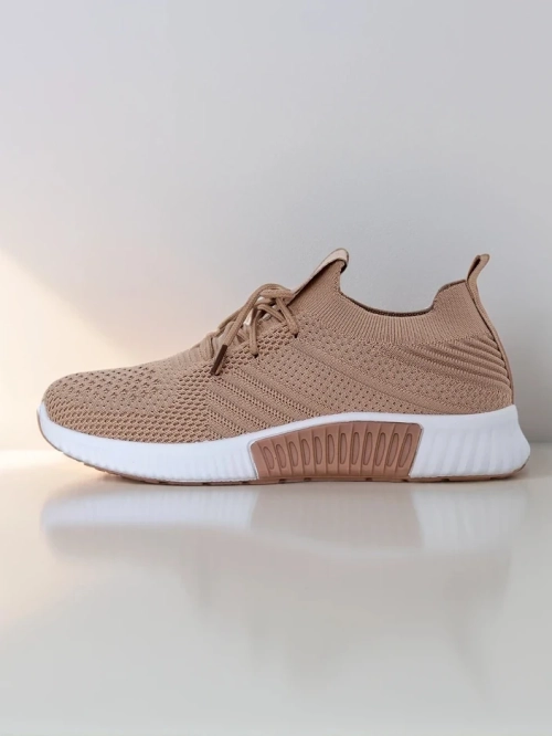 Жіночі кросівки Aristea світло-коричневі плоский каблук тканина 3 см