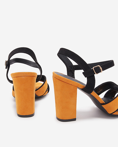 Жіночі босоніжки на пості в гірчичному Хром- Взуття