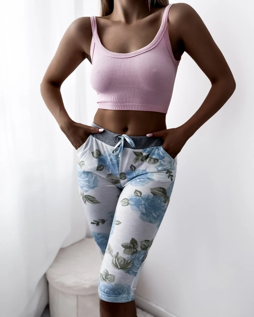 Жіночі білі шорти 3/4 довжини з блакитними квітами - Одяг