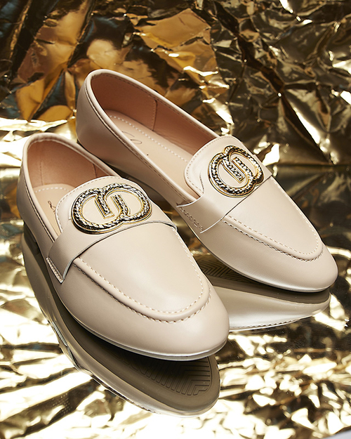 Бежеві жіночі мокасини з золотим декором Uletta - Взуття