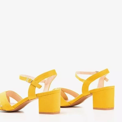 OUTLET Жовті босоніжки на низькому каблуці від Jonila - Взуття