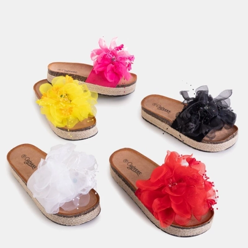 OUTLET Жіночі білі тапочки на платформі Izylda - Взуття