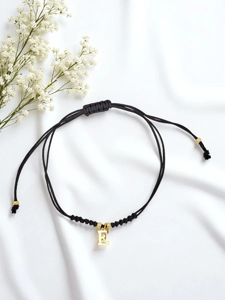 Dámský náramek s písmenem E
