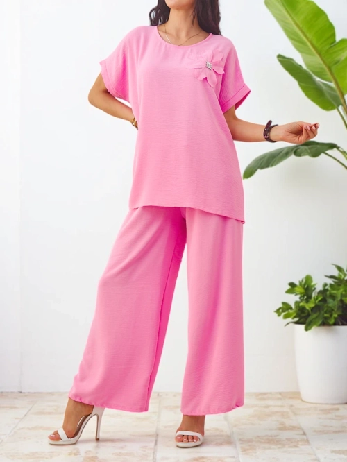 Royalfashion Жіночий комплект з коротким рукавом з декоративною квіткою та широкими штанами