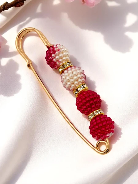 Dekorativní dámská brož s perlami Four Pearls