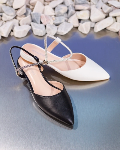 Royalfashion Чорні жіночі босоніжки на плоскому каблуці з блискучою підошвою