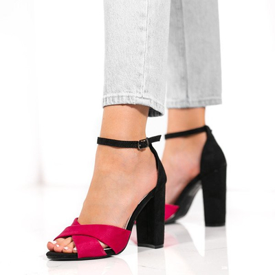 Czarne sandały na słupku z fuksjowym paseczkiem Delilah - Obuwie