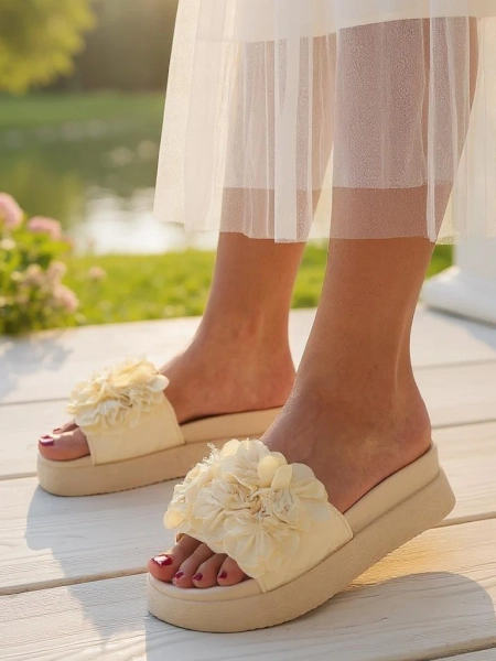 Royalfashion Жіночі сандалі з маленькими квітами Frezja