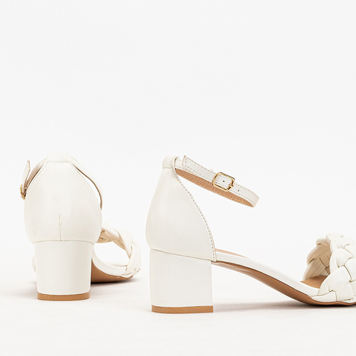 Білі жіночі босоніжки на низьких підборах Mailla