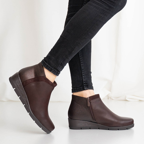 Коричневі жіночі ботильйони на танкетці Flyvi