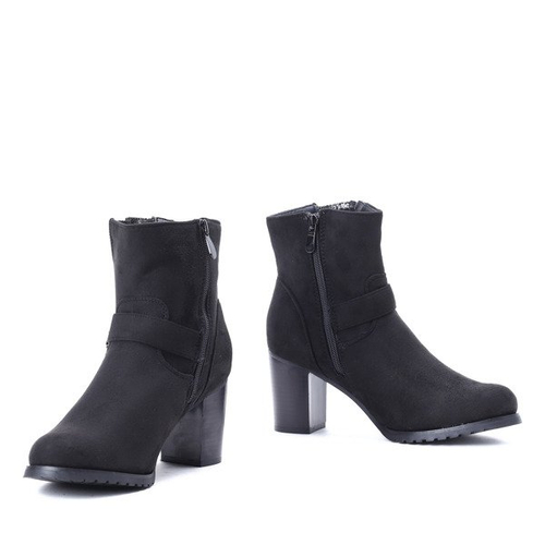 Czarne botki na słupki - Obuwie