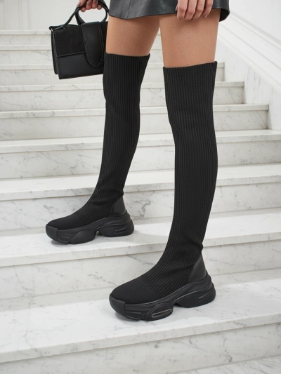 Dlouhé dámské nazouvací kozačky na silnější podrážce Ravmora